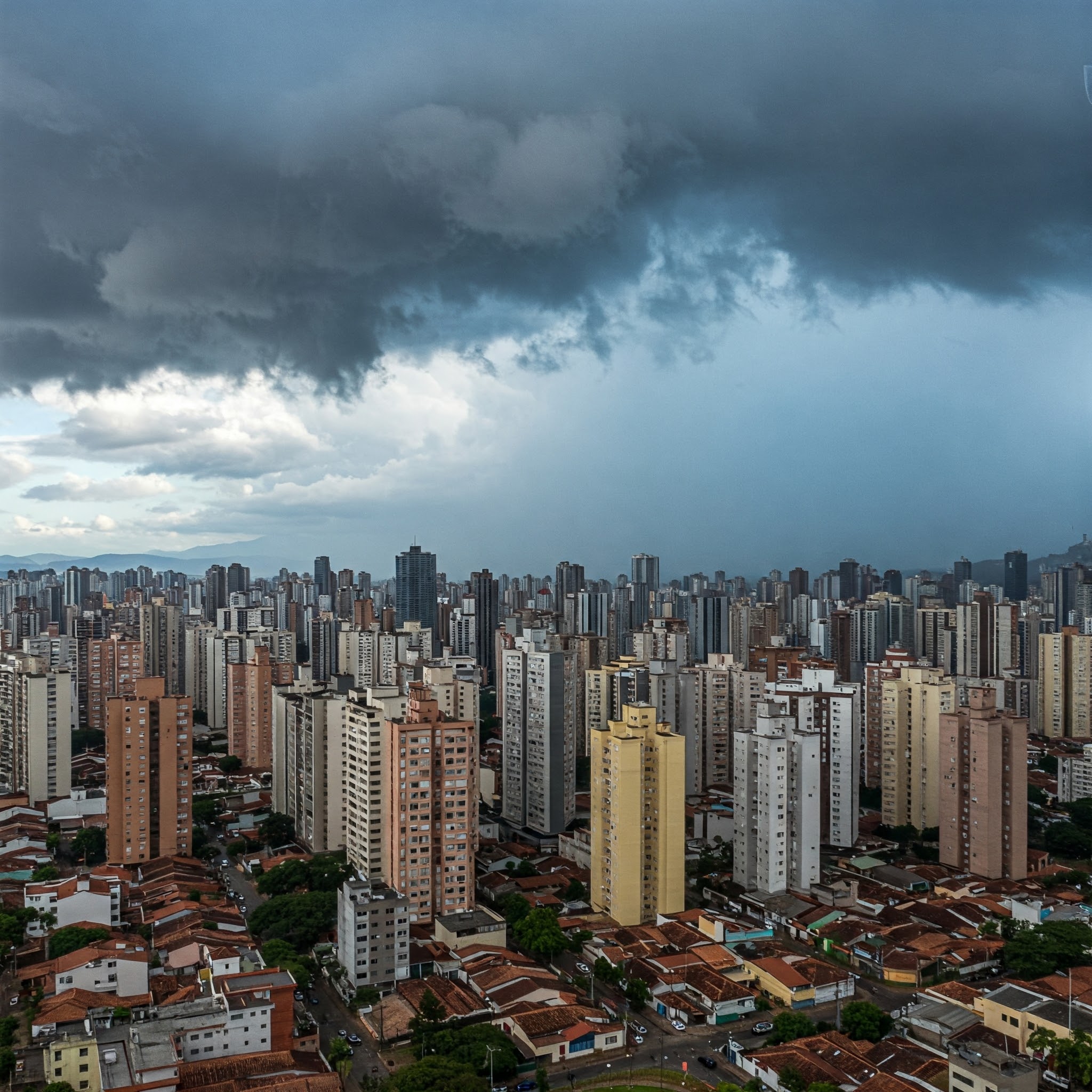 Após sexta e sábado de muito calor! Domingo finalmente o alívio com chuva e vento sul no RS e SC.